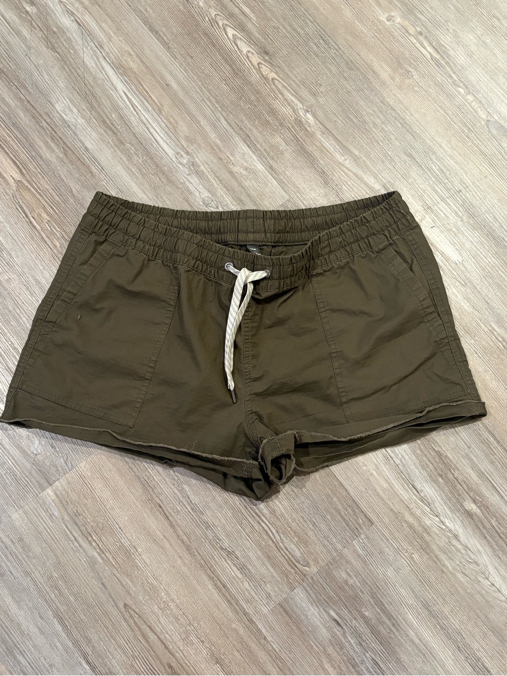Vuori Ripstop Women's Olive Drawstring Hiking Shorts size Large